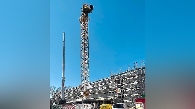 Am Donnerstag haben die Abbauarbeiten an dem 20 Meter hohen Kran auf der Baustelle am Eisstadion begonnen.