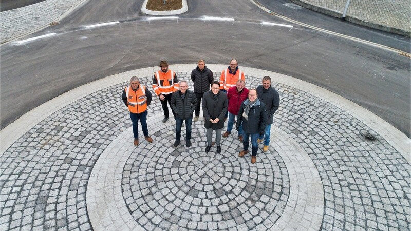 Der Minikreisel in der Mettener Straße ist fertig - und die Stadt mit OB Dr. Christian Moser freut sich.