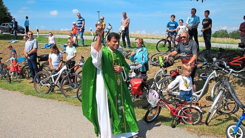 Pfarrvikar Pater Nelson segnete die Fahrräder an der Josefskapelle.