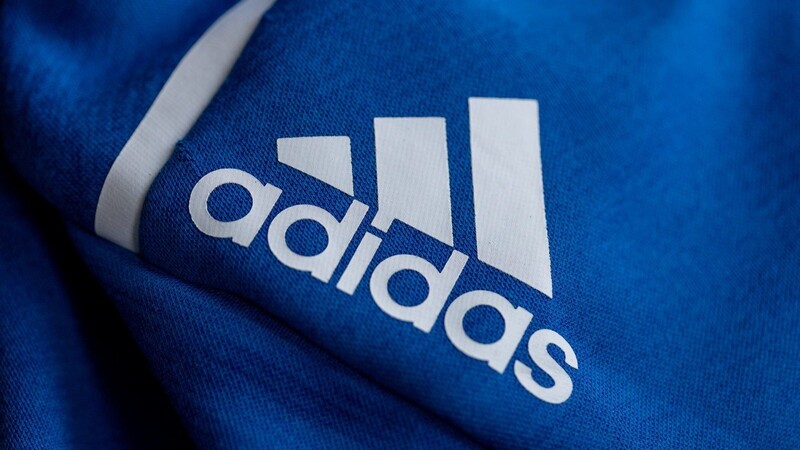 Der Sportartikelhersteller Adidas notiert auf Jahressicht im Dax im Minus.