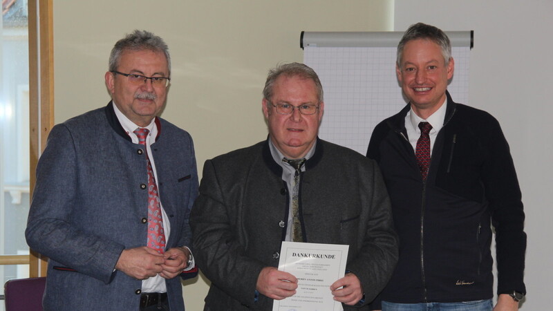 Landrat Josef Laumer (links) und Oberbürgermeister Markus Pannermayr (rechts) bedankten sich bei ZAW-SR-Geschäftsführer Anton Pirkl für 30 erfolgreiche Dienstjahre beim ZAW-SR.