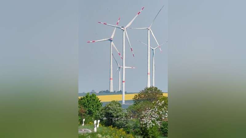 Die Bundesregierung setzt auf Windkraftanlagen.