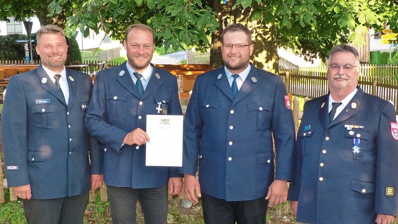Franz Seisenberger Junior wurde für 25 Jahre aktiven Feuerwehrdienst geehrt. Von links: Kreisbrandmeister Florian Klement, Franz Seisenberger, Josef Aichner und Kreisbrandinspektor Manfred Rieder.