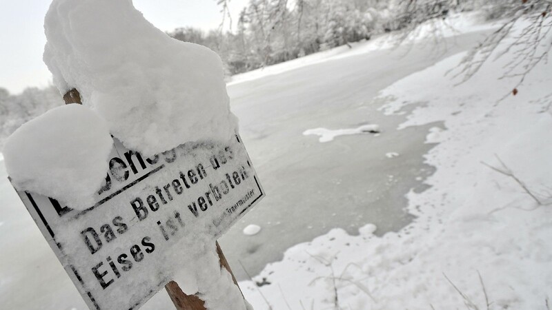 Drei Männer haben in Arnstorf einen 17-Jährigen gezwungen, so lange auf einer Eisfläche zu gehen, bis er einbrach.