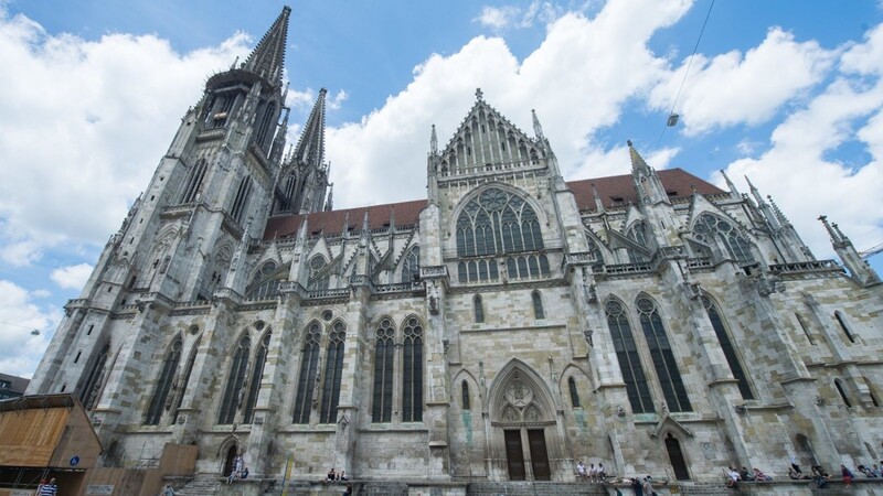 Der Bereich um den Domplatz in Regensburg muss am Donnerstagnachmittag für mehrere Stunden gesperrt werden.
