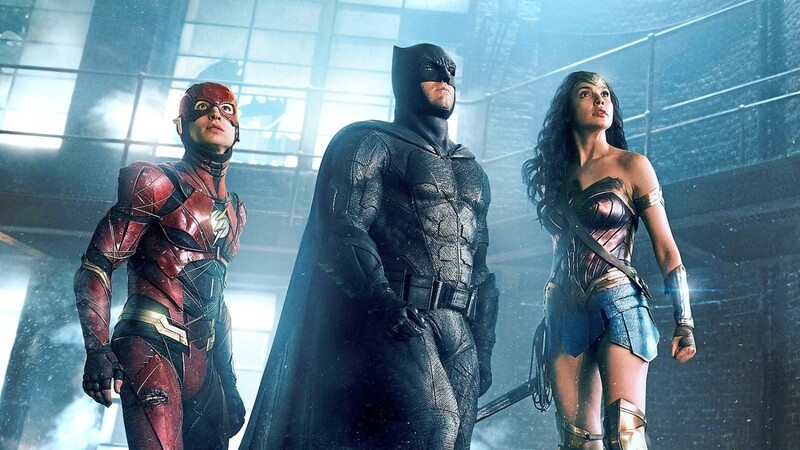 Nach zwei großartigen Stunden als Team zusammengefunden: The Flash (Ezra Miller), Batman (Ben Affleck) und Wonder Woman (Gal Gadot).