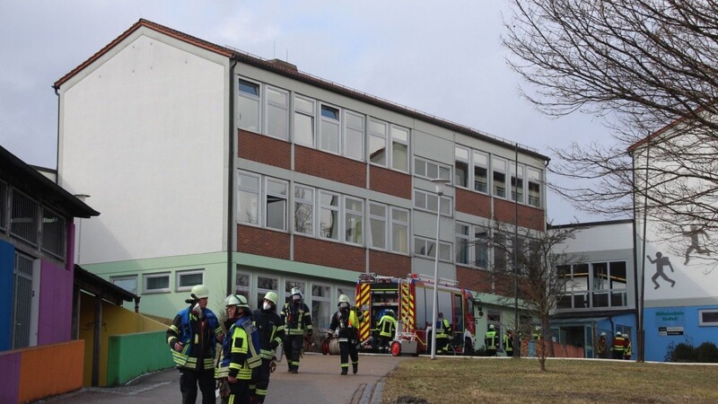 Feuerwehreinsatz am Freitagvormittag an der Mittelschule in Nittendorf (Kreis Regensburg). Dort war es im Physik-Unterricht zu einer starken Rauchentwicklung gekommen.