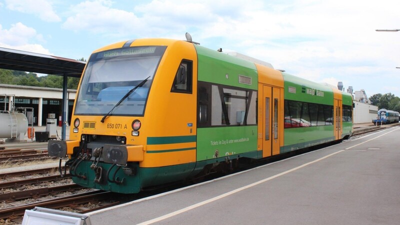 Am letzten Schultag fährt die Waldbahn früher als üblich mit zwei Triebwagen Richtung Gotteszell.