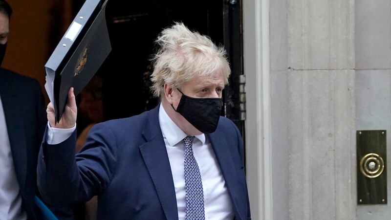 Boris Johnson, Premierminister von Großbritannien, verlässt Downing Street No. 10, um im britischen Unterhaus eine Erklärung abzugeben, nachdem bekannt wurde, dass Scotland Yard eine Untersuchung zu den Lockdown-Partys eingeleitet hat.
