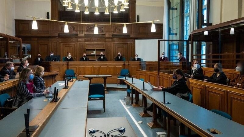 Die Prozessbeteiligten sitzen im Gerichtssaal beim "Tiergartenmord"-Prozes.