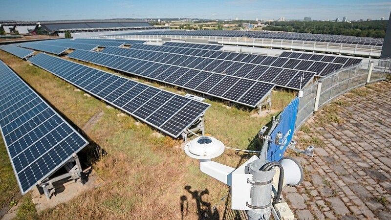 Ein Blick auf die Photovoltaikanlage auf dem Bosch Parkhaus am Stuttgarter Flughafen, die ein Vorbild für Marzill sein könnte. Denn dort sind ein Gründach und eine Solaranlage kombiniert.