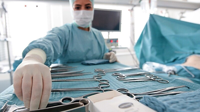 Pflegefachkräfte im Operationssaal sind hochspezialisiert - ab dem kommenden Jahr sollen sie in Vilsbiburg ausgebildet werden.