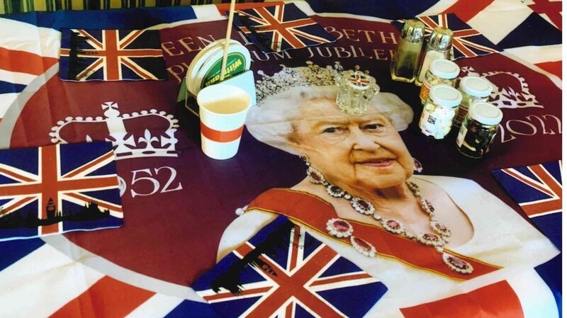 Das Ausmaß seiner immensen Begeisterung für Queen Elizabeth II. und Großbritannien zeigt diese geschmückte Tafel anlässlich des Geburtstags von Georg Giftthaler.