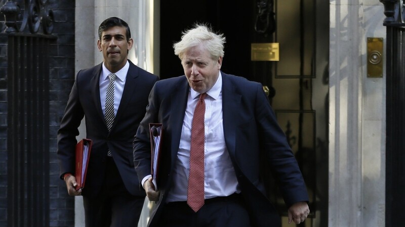 Premierminister Boris Johnson (r.) lässt fast alle Corona-Maßnahmen in England aufheben.