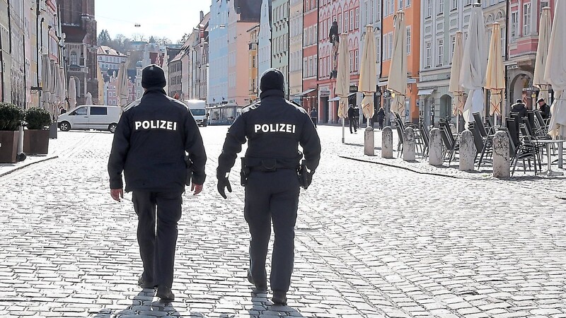 Die Polizei kontrolliert, ob sich die Menschen in Landshut an die Ausgangsbeschränkungen halten.