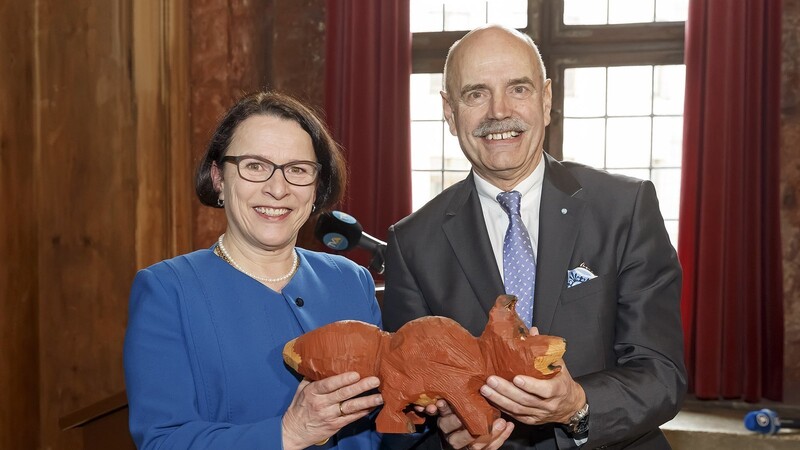 Zum 70. Geburtstag überreichte Bürgermeisterin Gertrud Maltz-Schwarzfischer dem früheren Oberbürgermeister Hans Schaidinger einen Fuchs als Holzskulptur.