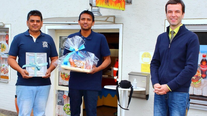 Bürgermeister Daniel Paul beglückwünschte die beiden indischen Brüder mit dem Weidinger Glaswappen sowie einem Brotzeitkorb und wünschte ihnen viel Erfolg und stets gutes Gelingen in der Küche.