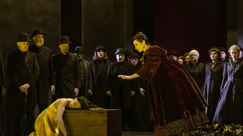 Eva Bodorová als Elisabetta (stehend) neben Iryna Zhytynska als Sara und dem Chor, bemerkt schmerzlich, dass nun das Leben aller zerstört ist.