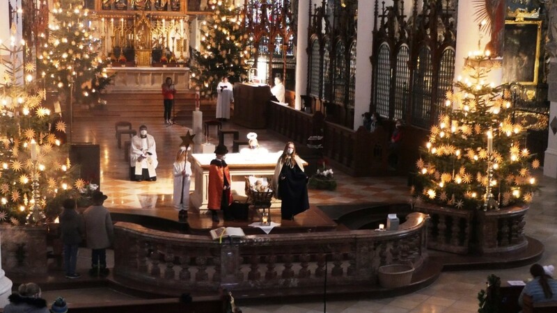 Prächtig war die Kulisse mit den geschmückten Christbäumen in der Basilika Sankt Jakob beim Krippenspiel der Kinder.