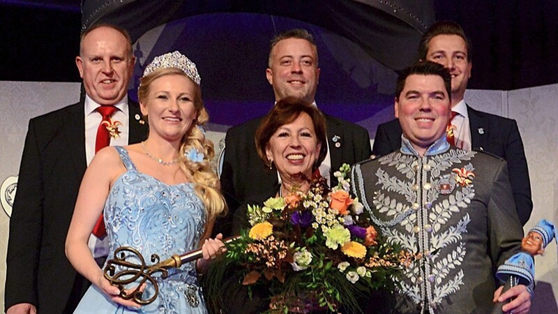 Seit Samstagabend regieren in Moosburg die "Narrischen". Bürgermeisterin Anita Meinelt übergab den symbolischen Rathausschlüssel an das Prinzenpaar Pia I. und Tim I.