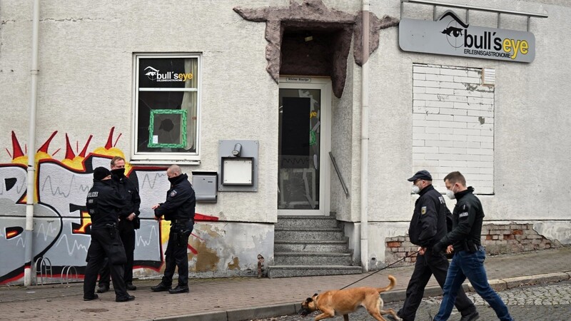 Kampf gegen Rechts: Vier Personen aus dem Umfeld einer Eisenacher Kampfsportgruppe sind festgenommen worden, sagte eine Sprecherin der Bundesanwaltschaft in Karlsruhe am Mittwoch.