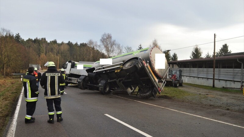 Bei Weiding landete ein leerer Milchtransport-Lastwagen im Graben. Der Fahrer blieb unverletzt.