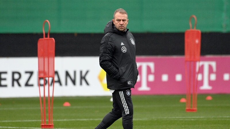 DFB-Trainer Hansi Flick geht über den Platz und richtet den Fokus schön langsam auf das anstehende WM-Jahr.
