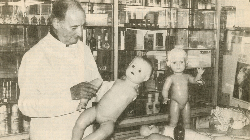 Hans Pfeffer 1992 in seiner Puppenklinik. Das Foto entstand zu seinem Ruhestand mit zwangsläufiger Schließung dieser mit viel persönlichem Herzblut betriebenen Institution.