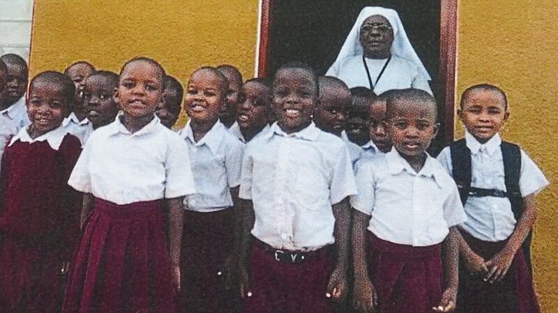 Die strahlenden Kinder in Kilimahewa in den neuen Schuluniformen.