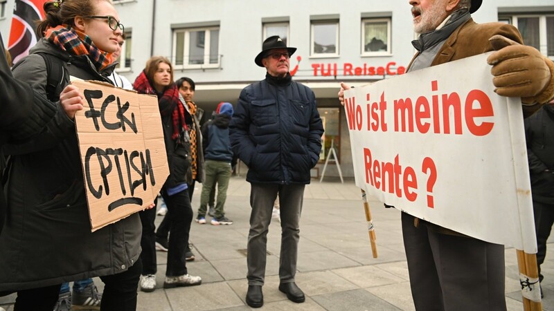 Demonstranten bei einer Mahnwache der Gruppierung "Rentner gegen Altersarmut" in Würzburg.