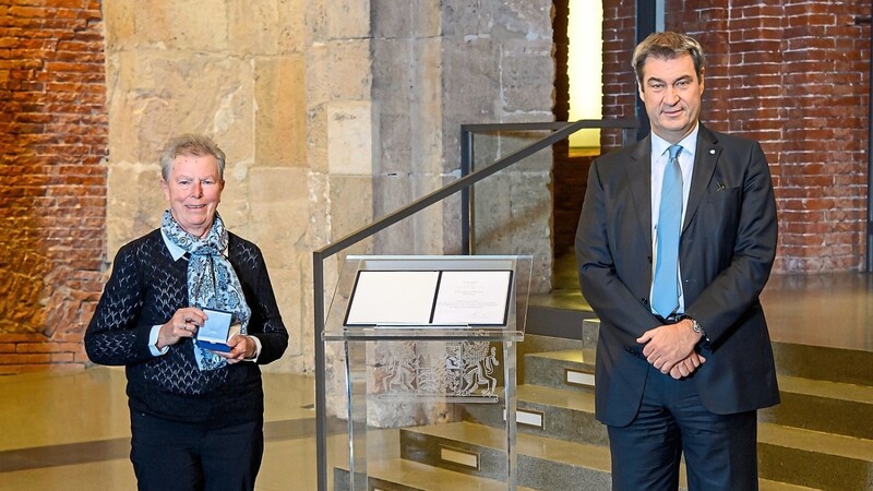 Das Ehrenzeichen für Verdienste im Ehrenamt erhielt Maria Rauch von Ministerpräsident Dr. Markus Söder in der Allerheiligen-Hofkirche der Residenz München.