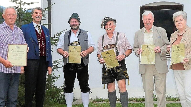 Dieter Lahme besiegelte langjährige Mitgliedsjubiläen und verlieh Wolfgang Seidl (links im Bild) eine Auszeichnung des Hauptvereins.