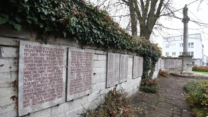 Die Gefallenen und Vermissten beider Weltkriege sind am Kriegerdenkmal in der Freiung auf Namenstafeln festgehalten.