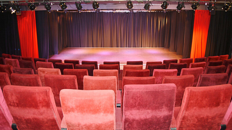 Die Plätze in Theatern und Konzertsälen bleiben aktuell leer. Das trifft viele Künstler hart.  Foto: Paul-Theater