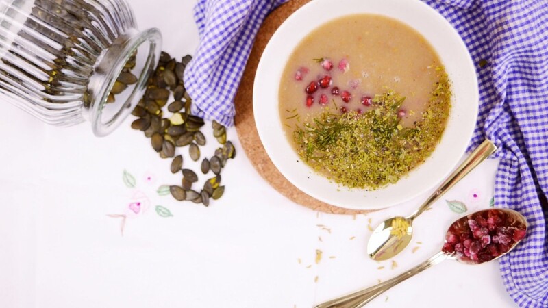Garniert mit Granatapfelkernen und Kräutern ist die Suppe ein echter Hingucker.
