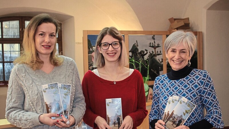Eva-Maria Berzl, Susanne Segl und Birgit Schmidberger (von links) von der Tourist-Info Cham präsentierten den Stadtführer 2019.