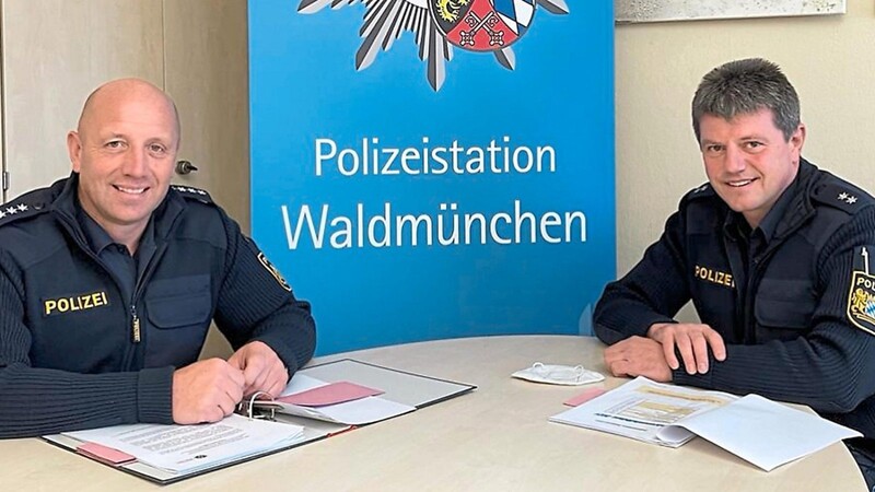 Dienststellenleiter, PHK Christian Pongratz (links) und Mitarbeiter Verkehr, POK Martin Plötz bei der Vorstellung der Jahresunfallbilanz 2021 der Polizeistation Waldmünchen.
