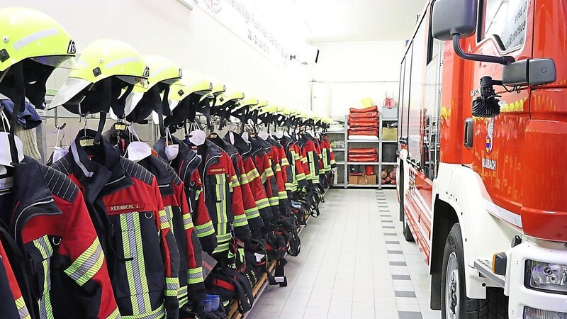 Im vergangenen Jahr investierte die Gemeinde Blaibach viel in die Sicherheit von Bürgern und Einsatzkräften - so auch in neue Schutzanzüge für die Aktiven der Feuerwehr.