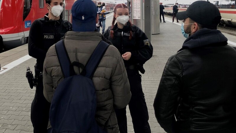 Die Beamtinnen und Beamten der Bundespolizei sind unter anderem für die Durchsetzung der Maskenpflicht an Bahnhöfen zuständig - wie hier am Münchner Hauptbahnhof.