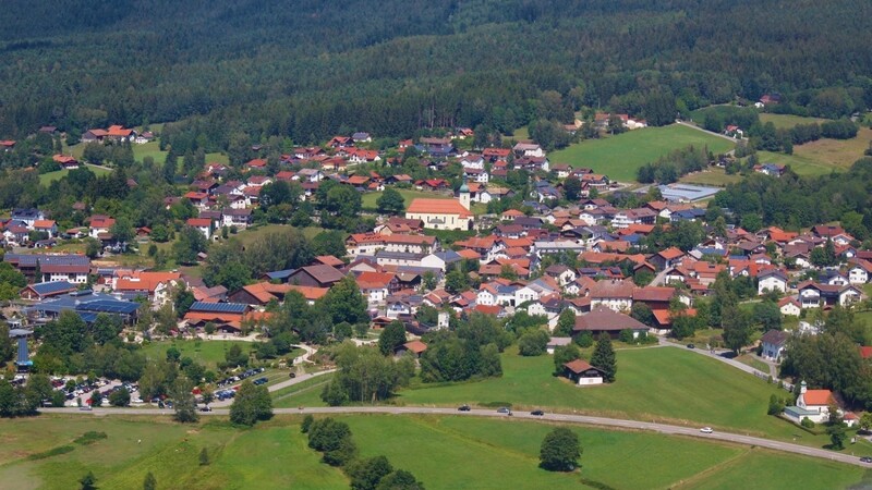 Arnbruck hat nun unter 2 000 Einwohner. Daher wurden die Sitze des Gemeinderats reduziert.