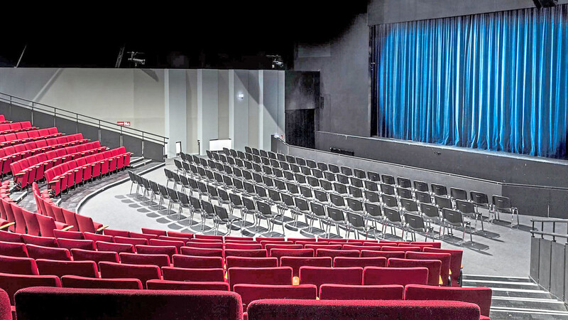 Die Auslastung in bayerischen Theatern beträgt seit November höchstens 25 Prozent. Im Theaterzelt in Landshut, eine der drei Spielstätten des Landestheaters Niederbayern, darf nur noch vor 110 Besuchern gespielt werden.