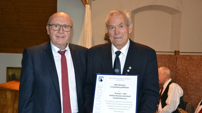 Landrat Martin Neumeyer (links) überreichte Vorsitzendem Erwin Rank eine Urkunde zur Erinnerung an die Feier des 100-jährigen Gründungsjubiläums.