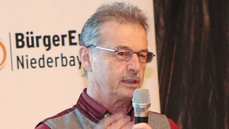 Martin Hujber, Vorstandsvorsitzender der Bürgerenergie Niederbayern eG, stellte die geplanten Windräder vor.