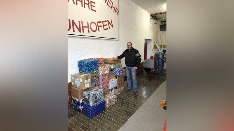 Harald Blaschei sammelt auch in diesem Jahr wieder im Neufraunhofener Feuerwehrhaus Pakete für die Aktion "Weihnachts-Trucker".