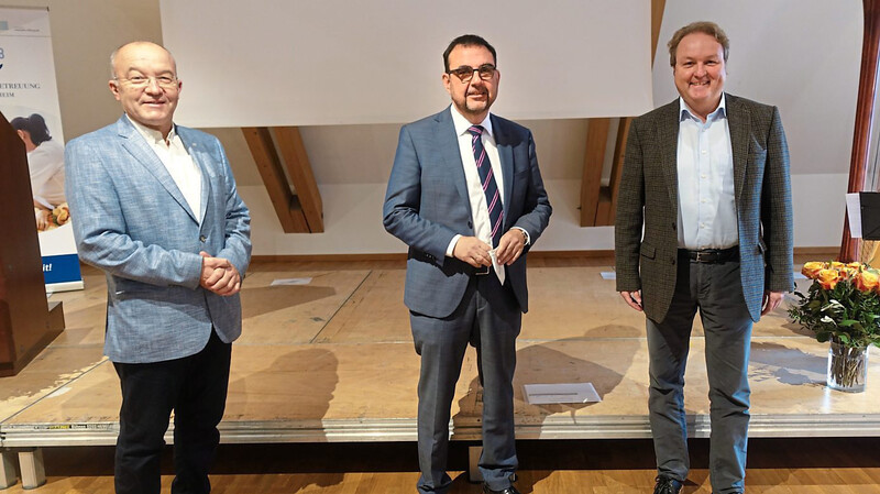 Hospizvereins-Vorsitzender Kunibert Herzing, der bayerische Gesundheitsminister Klaus Holetschek und Landtagsabgeordneter Helmut Radlmeier (von links)