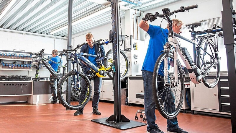 Die Mitarbeiter in der Werkstatt von Zweirad Diermeier haben derzeit alle Hände voll zu tun.