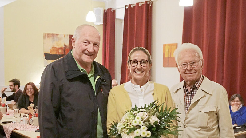 Das Bild zeigt Peter Barteit mit Sibylle Entwistle und Josef Billinger (rechts).