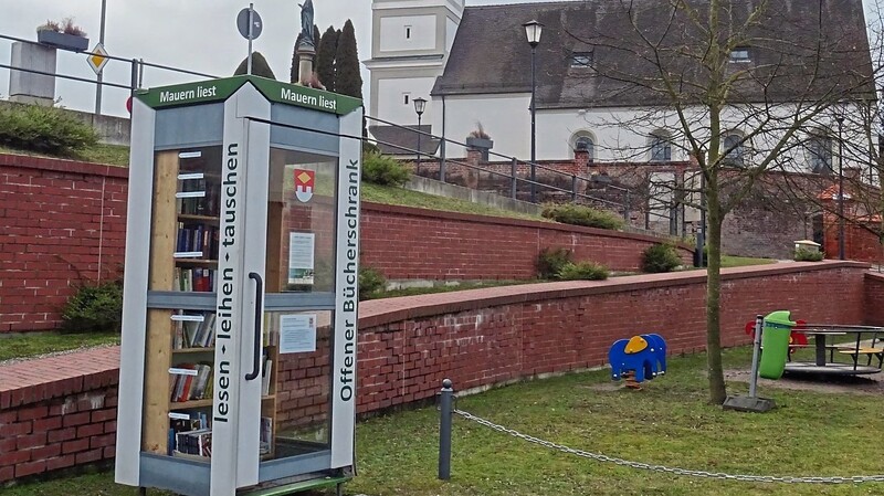 Vorbild für Nandlstadt: In Mauern ist eine ausrangierte Telefonzelle zu einer Mini-Bücherei umfunktioniert worden.