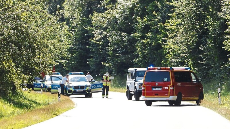 Auf der Staatsstraße von Lederdorn Richtung Bad Kötzting, auf Höhe des Gehstorfer Bergs, wurde ein Radfahrer durch einen Lkw-Anhänger erfasst und schwer verletzt.