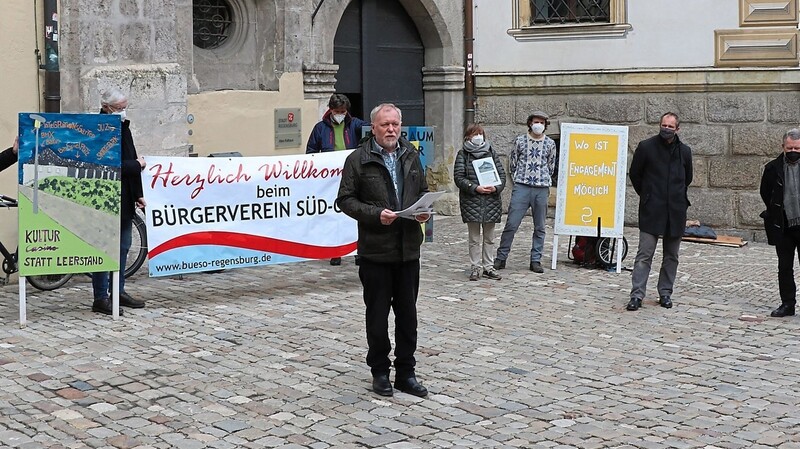 Johann Brandl (links) brachte am Freitag 1012 Unterschriften mit vor das Rathaus, um sie Oberbürgermeisterin Gertrud Maltz-Schwarzfischer zu übergeben.